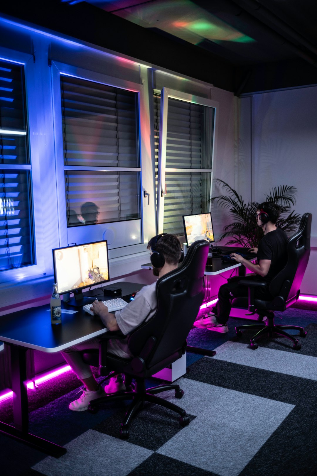 1337Camp offers a unique environment perfectly tailored to the needs of gamers and creatives. Our facility features customizable lighting and LED floor lights that change colors to create the ideal atmosphere. The dojo-like design of the camp promotes a balance of relaxation and focus, allowing you to actively unwind while staying driven towards your goals. At 1337Camp, technology and design come together to create an inspiring and productive space that empowers you to reach your full potential.